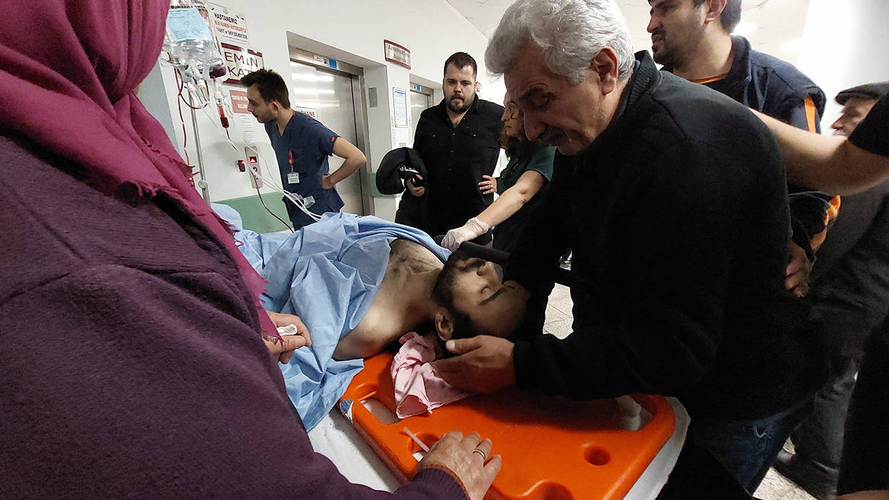 Samsun'da üzerine demir plaka düşen işçi ağır yaralandı