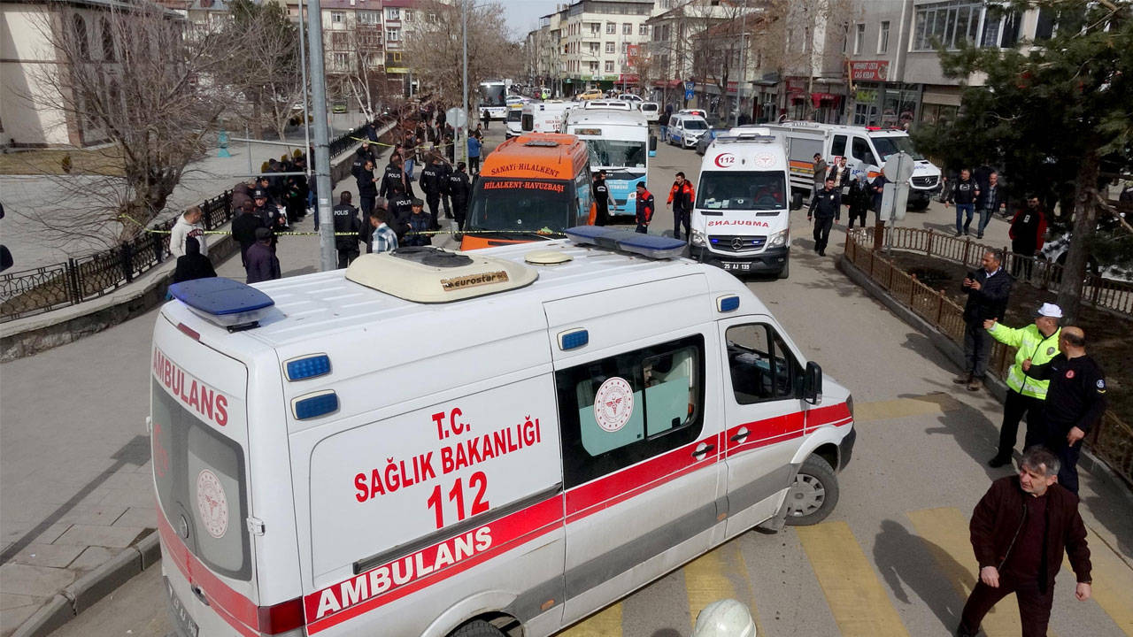 Erzurum'da halk otobüsü yolcu minibüsüne çarptı: 14 yaralı