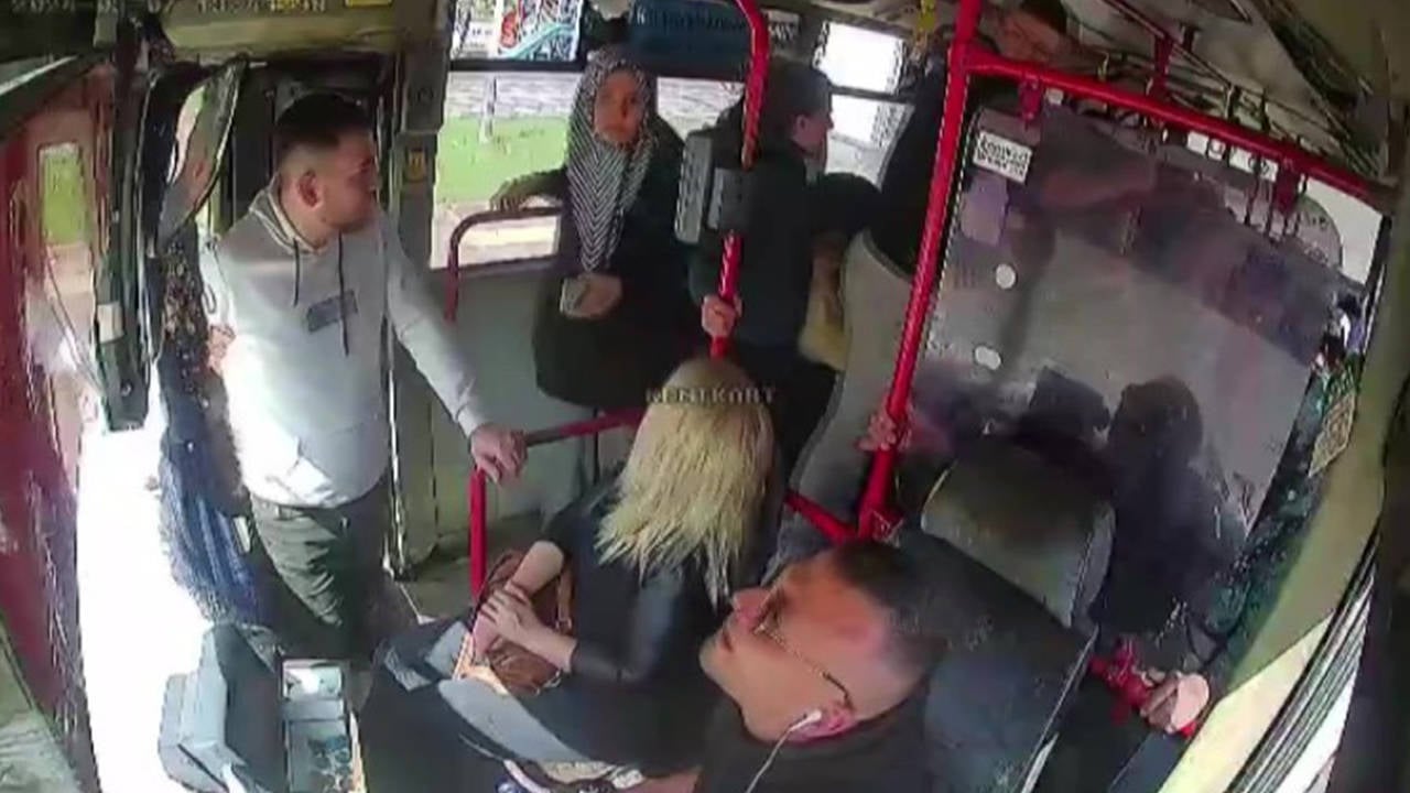 Adana'da otobüs şoförü ve muavin yolcuya sopayla saldırdı