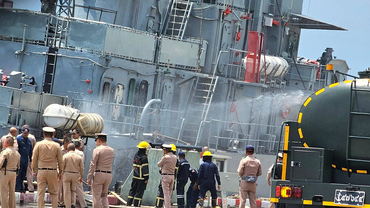 Tayland’da savaş gemisi, kazayla başka gemiyi vurdu: 13 yaralı