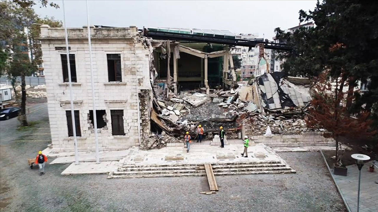 Depremde hasar gören Hatay Valiliği binası yıkıldı