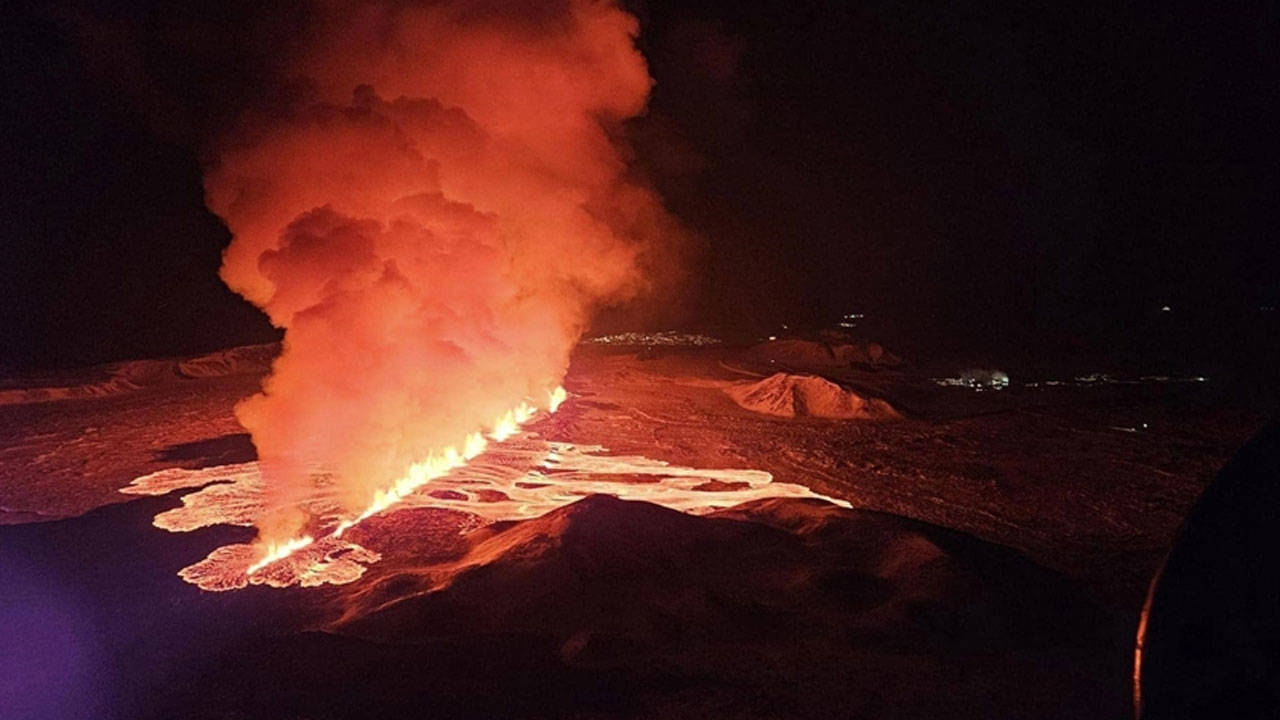 İzlanda'da 3 ayda 4. yanardağ patlaması: Çok sayıda kişi tahliye edildi