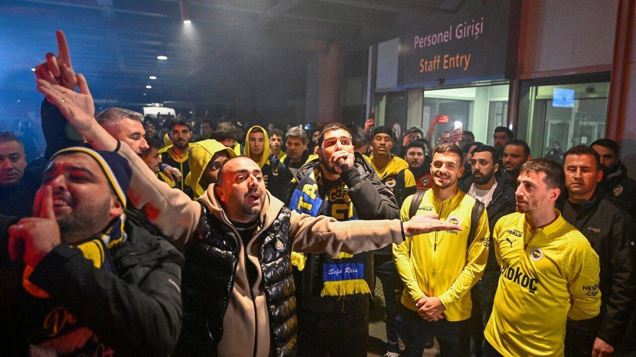 Fenerbahçeli futbolcuları taraftarlar karşıladı