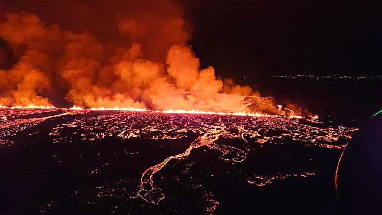 İzlanda'daki 'en güçlü' yanardağ patlaması havadan görüntülendi