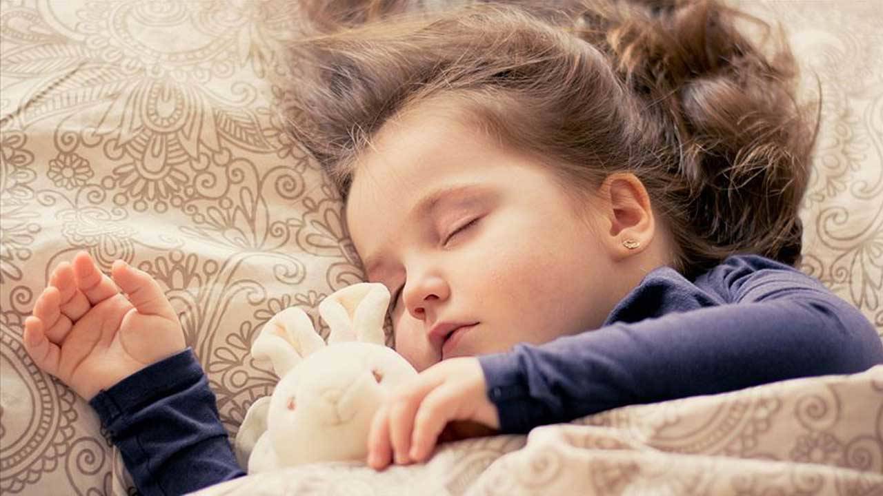 Duygusal gerginlik uyurgezerliği tetikliyor: Çocuklarda uyku saati ne kadar olmalı?