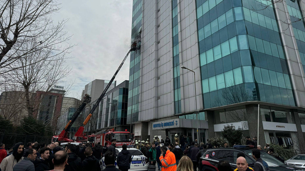 Zeytinburnu'nda 12 katlı iş merkezinde yangın çıktı