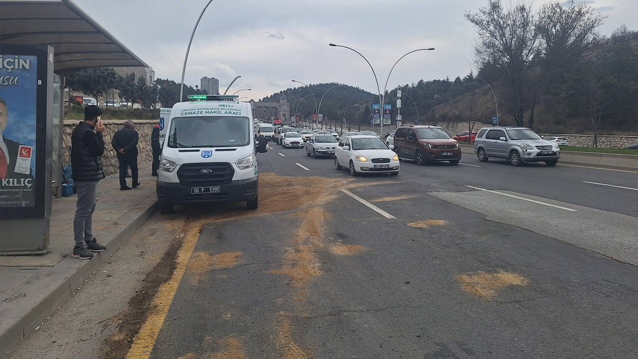 Ankara'da minibüs, durakta bekleyen otobüse çarptı: 1 kişi yaşamını yitirdi