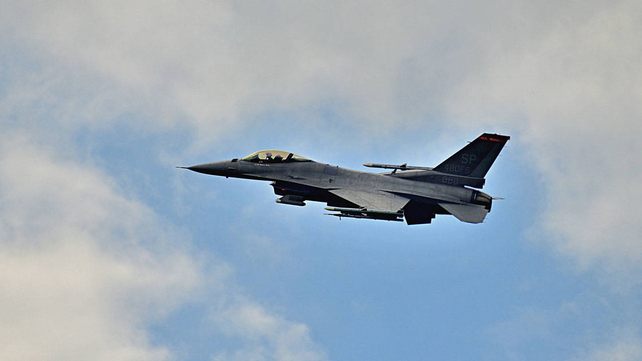 Yunanistan'a ait F-16 uçağı Ege Denizi'nde düştü