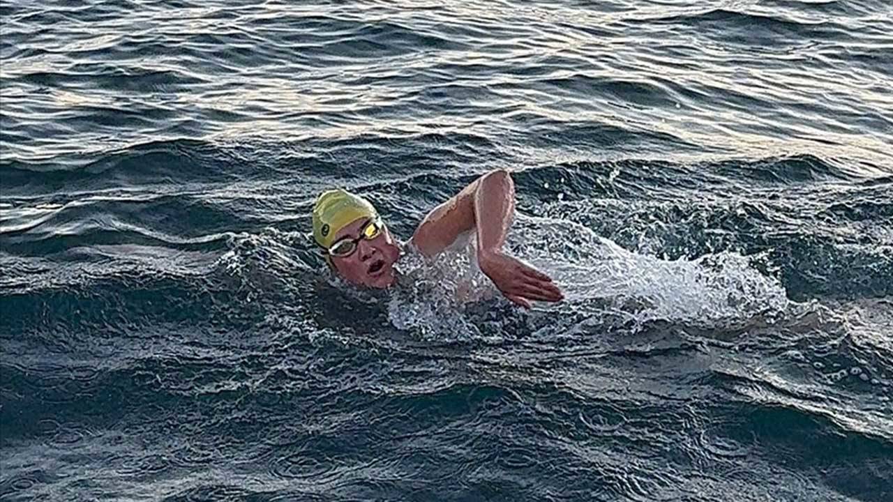 Yüzücü Aysu Türkoğlu, Cook Boğazı geçişini 7 saat 21 dakikada tamamladı