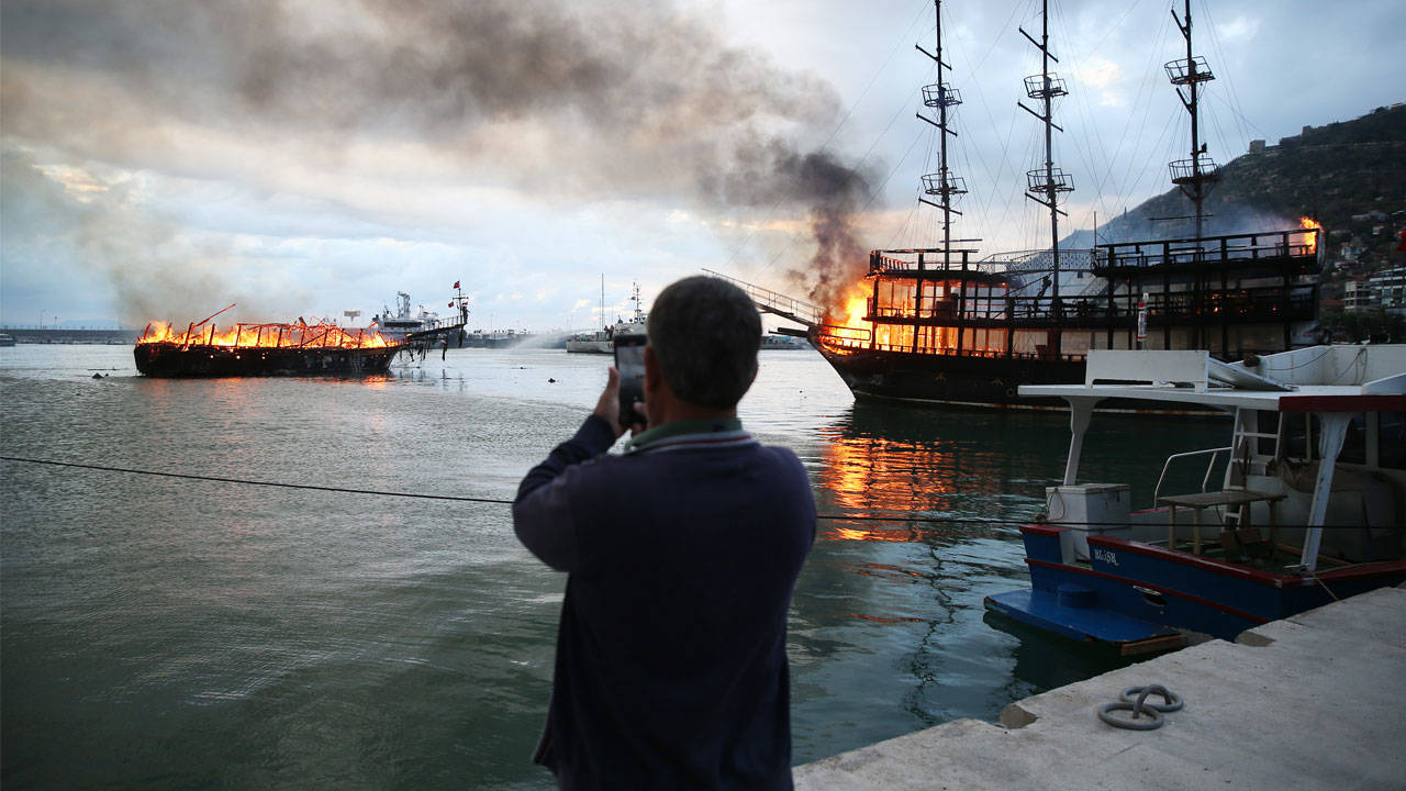 Antalya'da 2 tur teknesi yandı: Soruşturma başlatıldı
