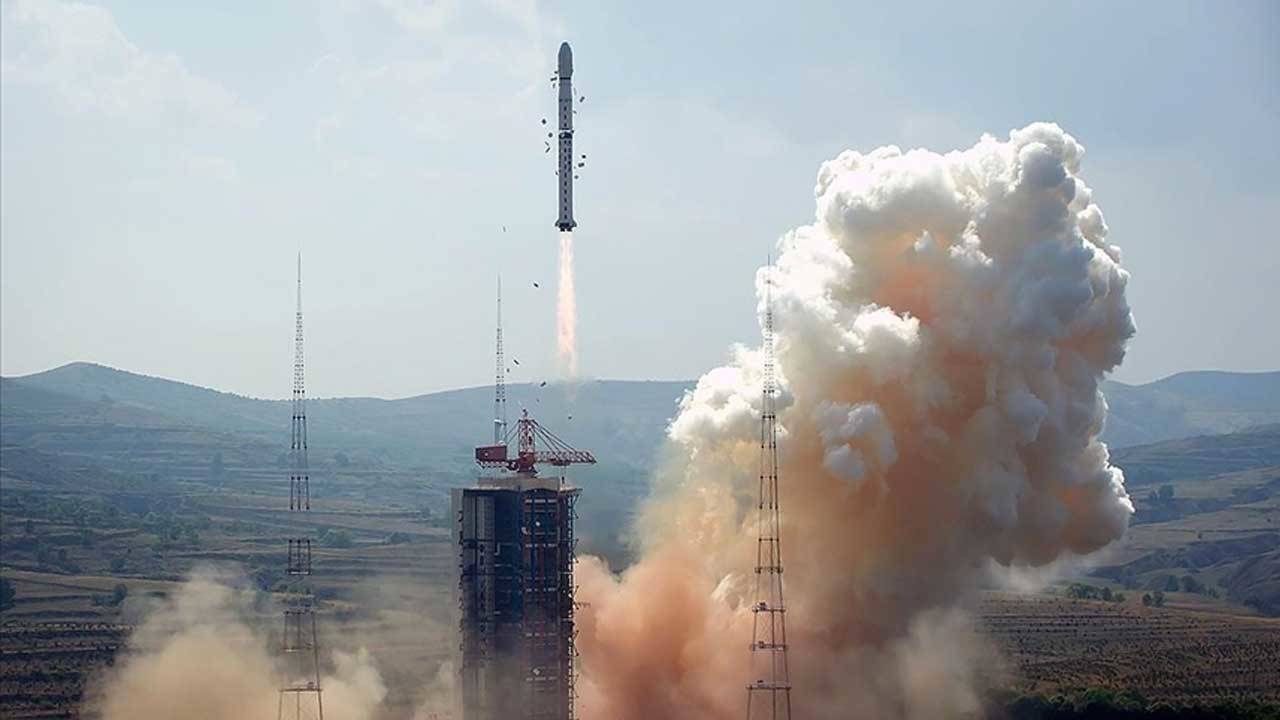 Çin, atmosfer ve uzay çevresi gözlem uydularını uzaya fırlattı