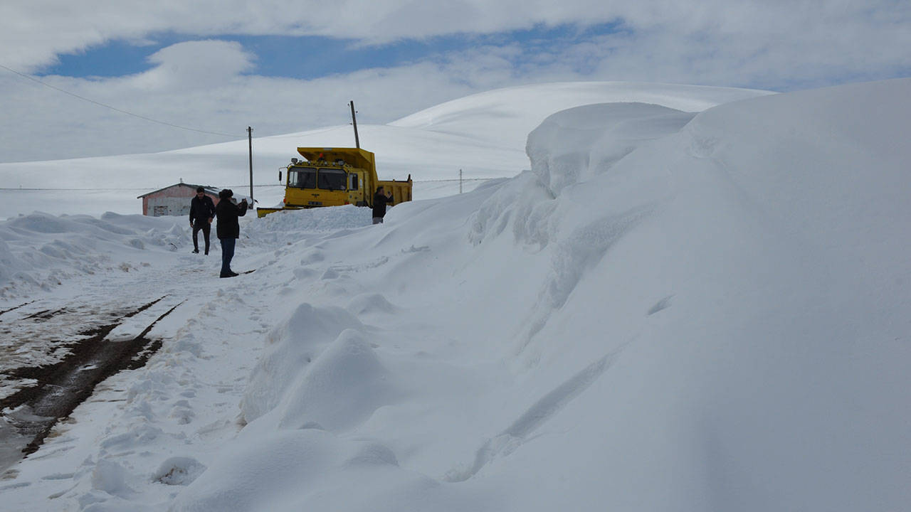 Kars'ta kar yağışı: Yüksek kesimlerdeki köylerin yolu kapandı