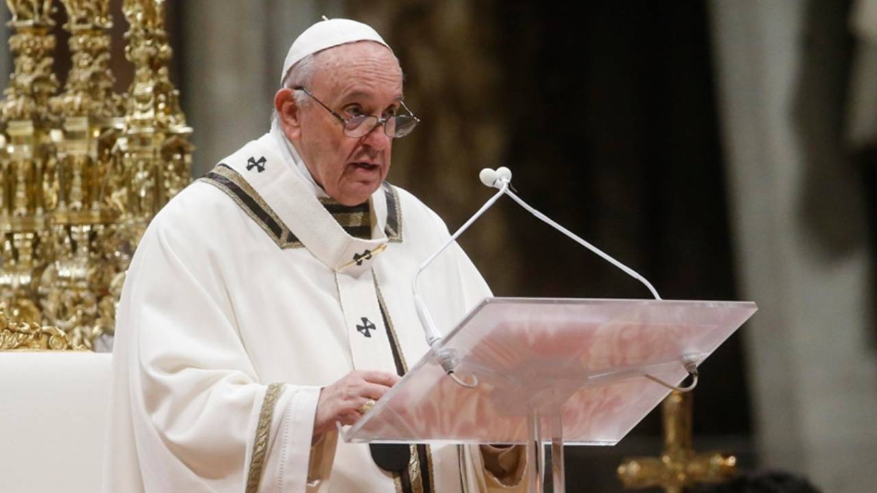 Papa, istismara karışan din adamını kovdu