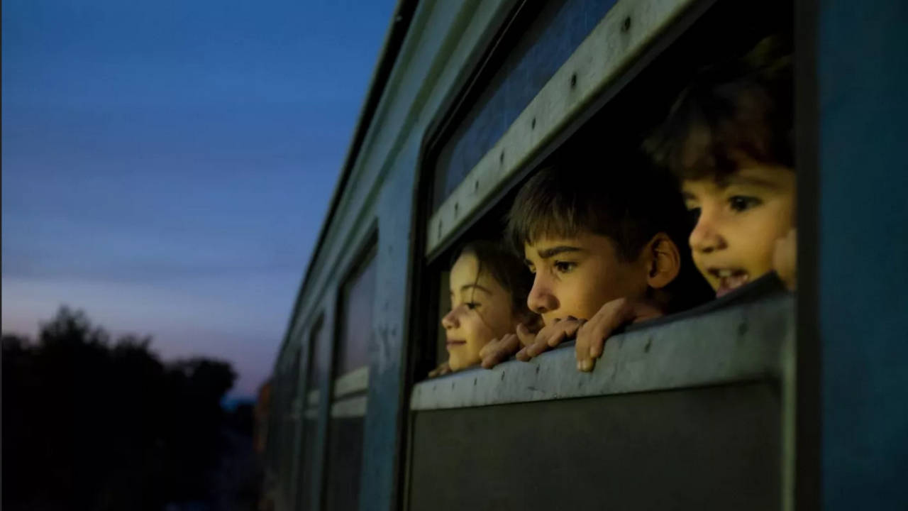 Göç yolunda kaçakçılar çocukları bırakmıyor