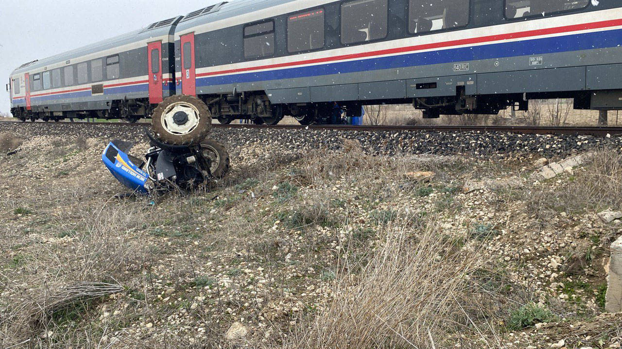 Isparta'da yolcu treninin çarptığı sürücü ağır yaralandı
