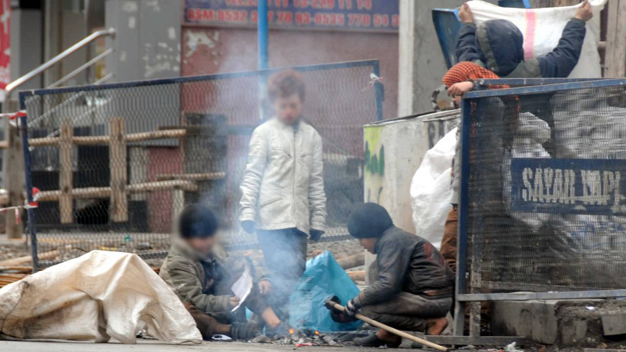 Binlerce çocuk sokakta çalışıyor