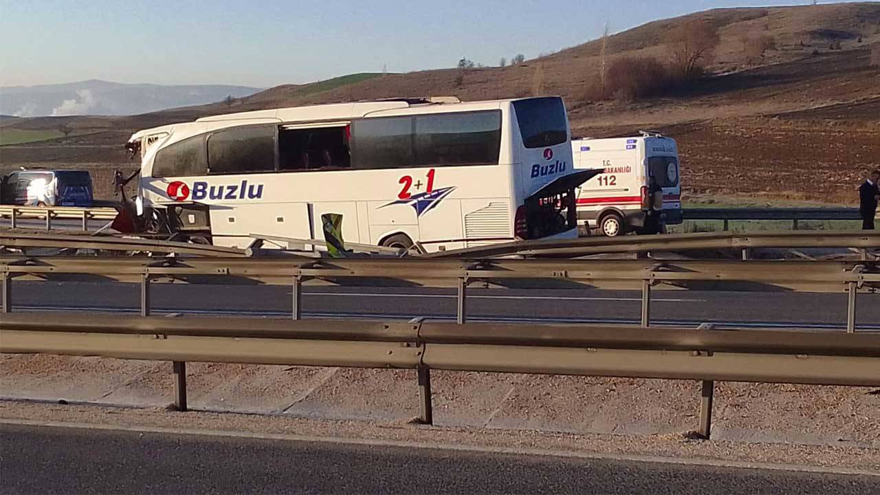 Bozüyük'te otobüs kontrolden çıktı: 14 yaralı