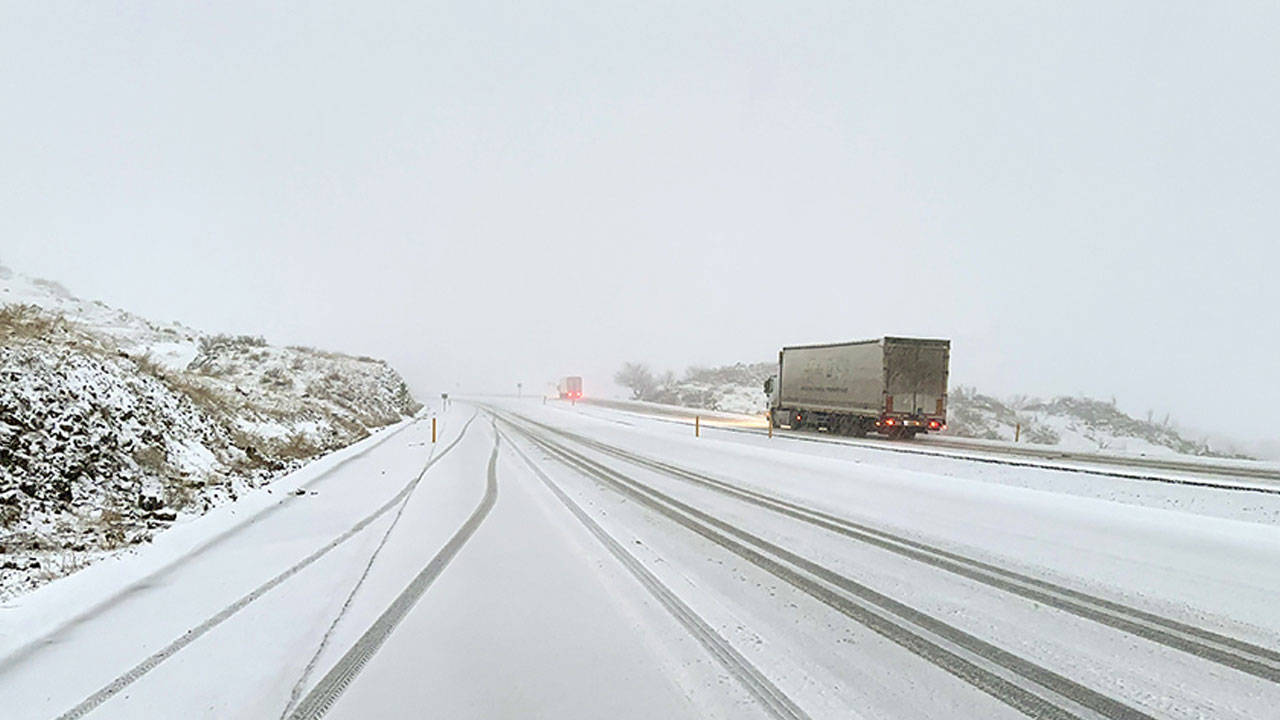 Kars'ta kar nedeniyle devrilen kamyona otomobil çarptı: 3 yaralı