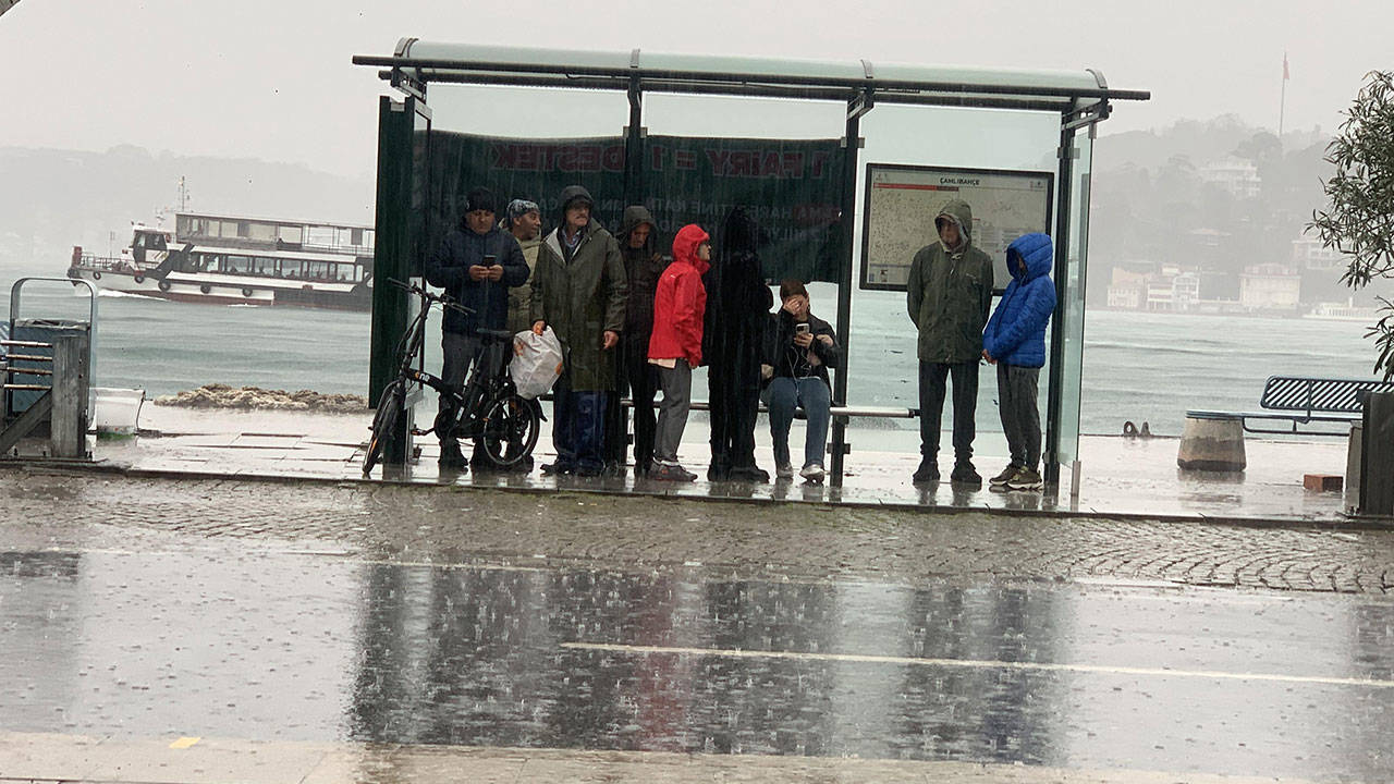 İstanbul’da fırtına etkisi: Sultangazi’de dolu, Bakırköy’de dev dalgalar