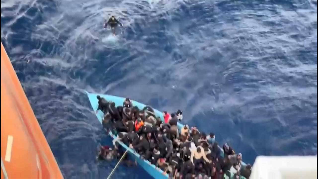 Tanker gemisi, Akdeniz'de boğulmak üzere olan 120 mülteciyi kurtardı