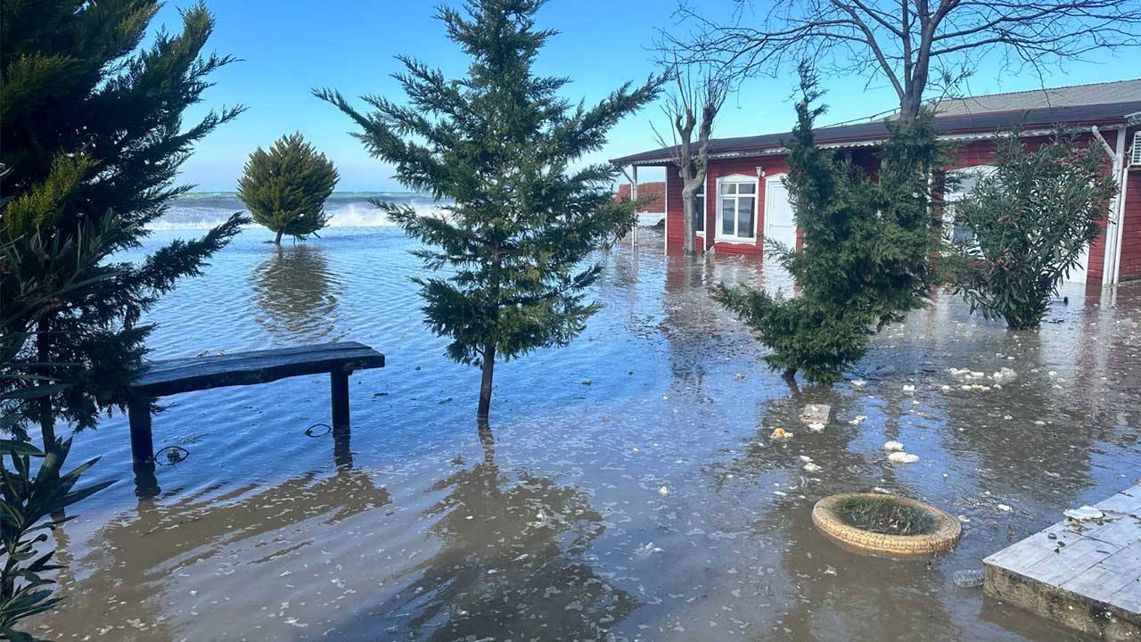 Kastamonu’da fırtına etkili oldu: Dalgalar sahil şeridine zarar verdi