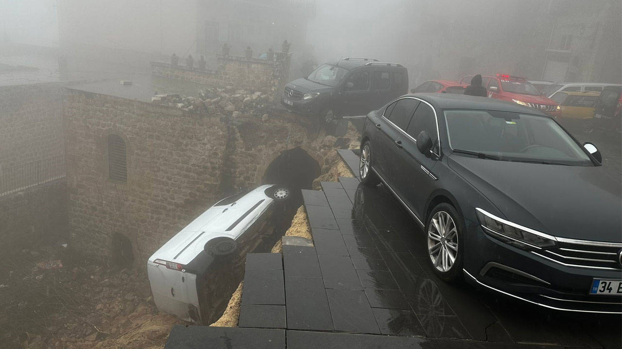 Mardin'de yol çöktü: 2 araç hasar gördü