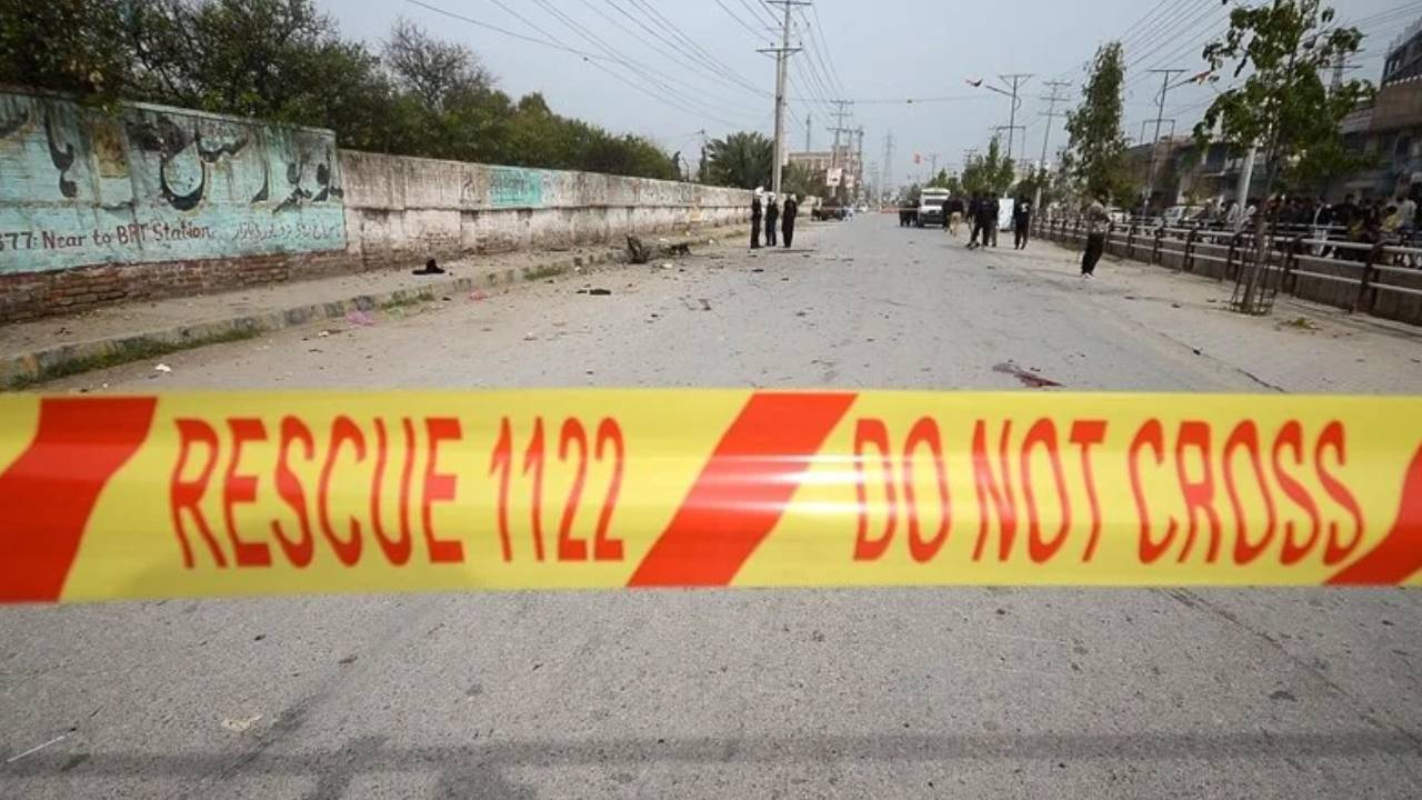 Pakistan'da Çinli mühendislere bombalı intihar saldırısı: 6 kişi hayatını kaybetti