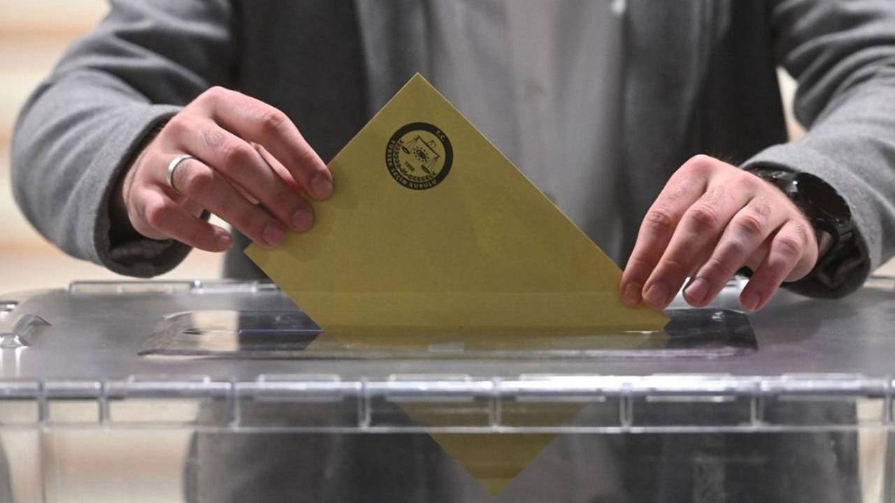 AKP’lilerden yerel seçim rüşveti: Oy ver, kartı kap