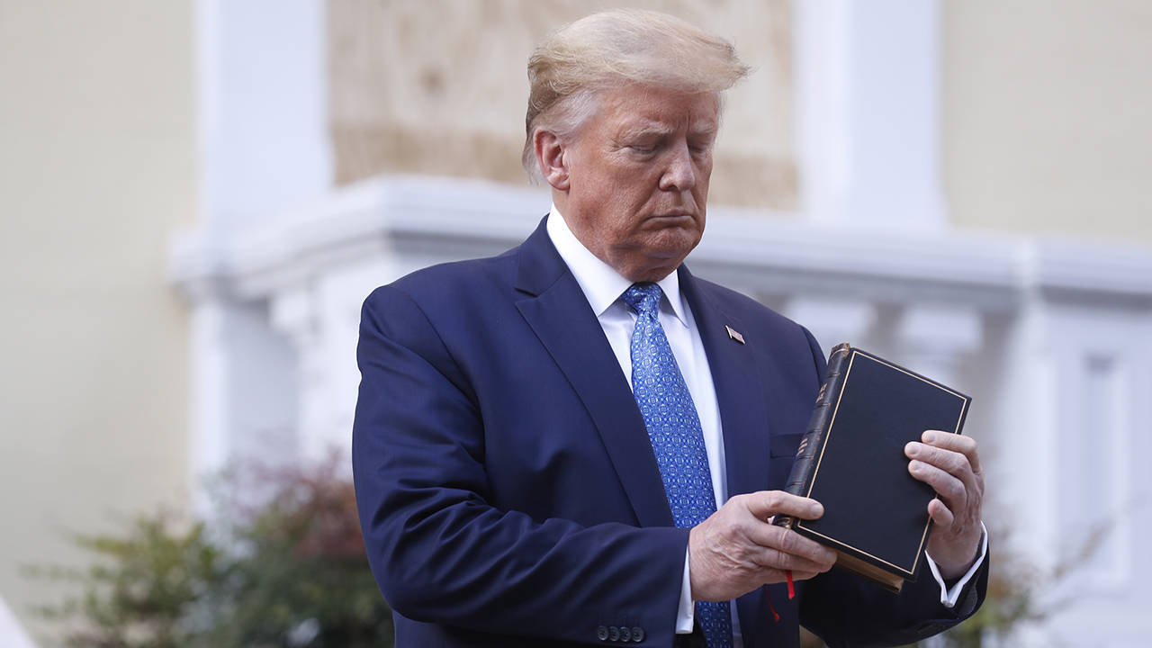 "Başarı ve güç kokan" parfümden İncil'e: Trump pazarlama ABD'nin gündeminde