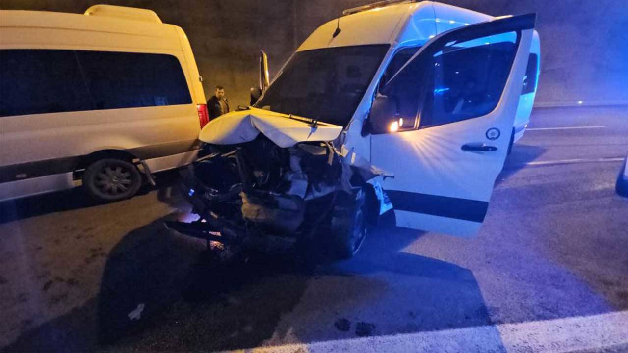 Hakim ve savcıları taşıyan servis minibüsü kaza yaptı: 2 yaralı