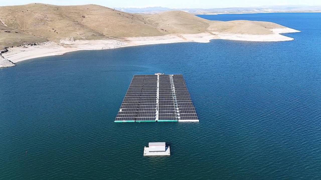 İlk yüzer güneş enerji santralı Elazığ’da kuruldu