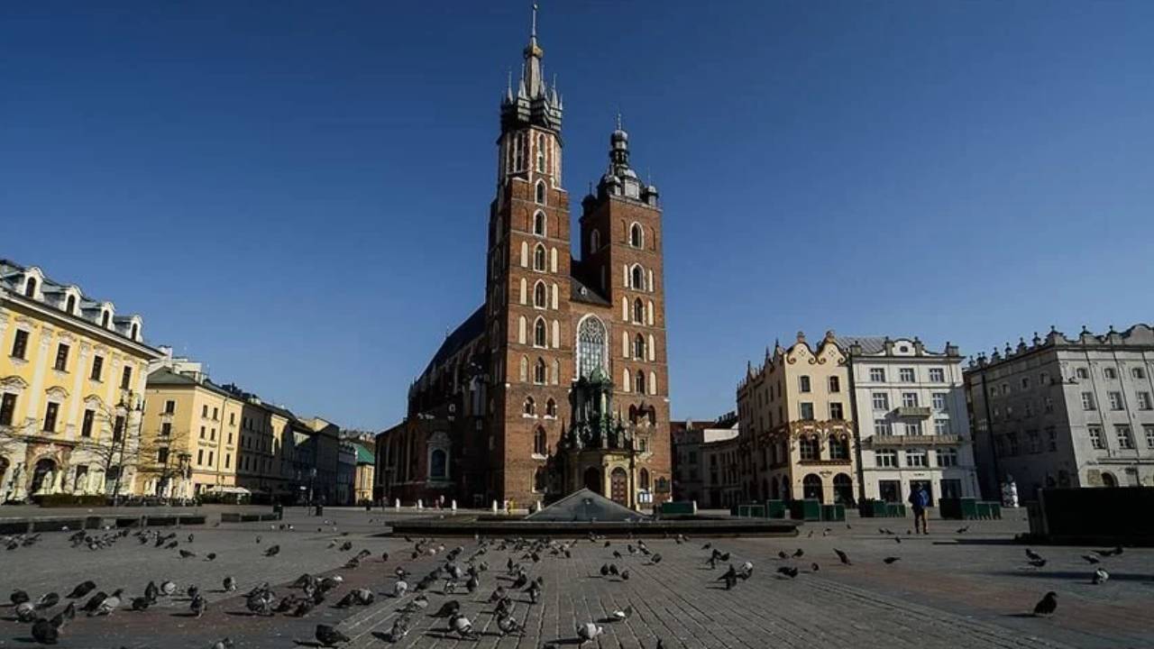 Polonya'da 'Rusya yanlısı casusluk faaliyetlerine' ilişkin 2 kentte arama yapıldı