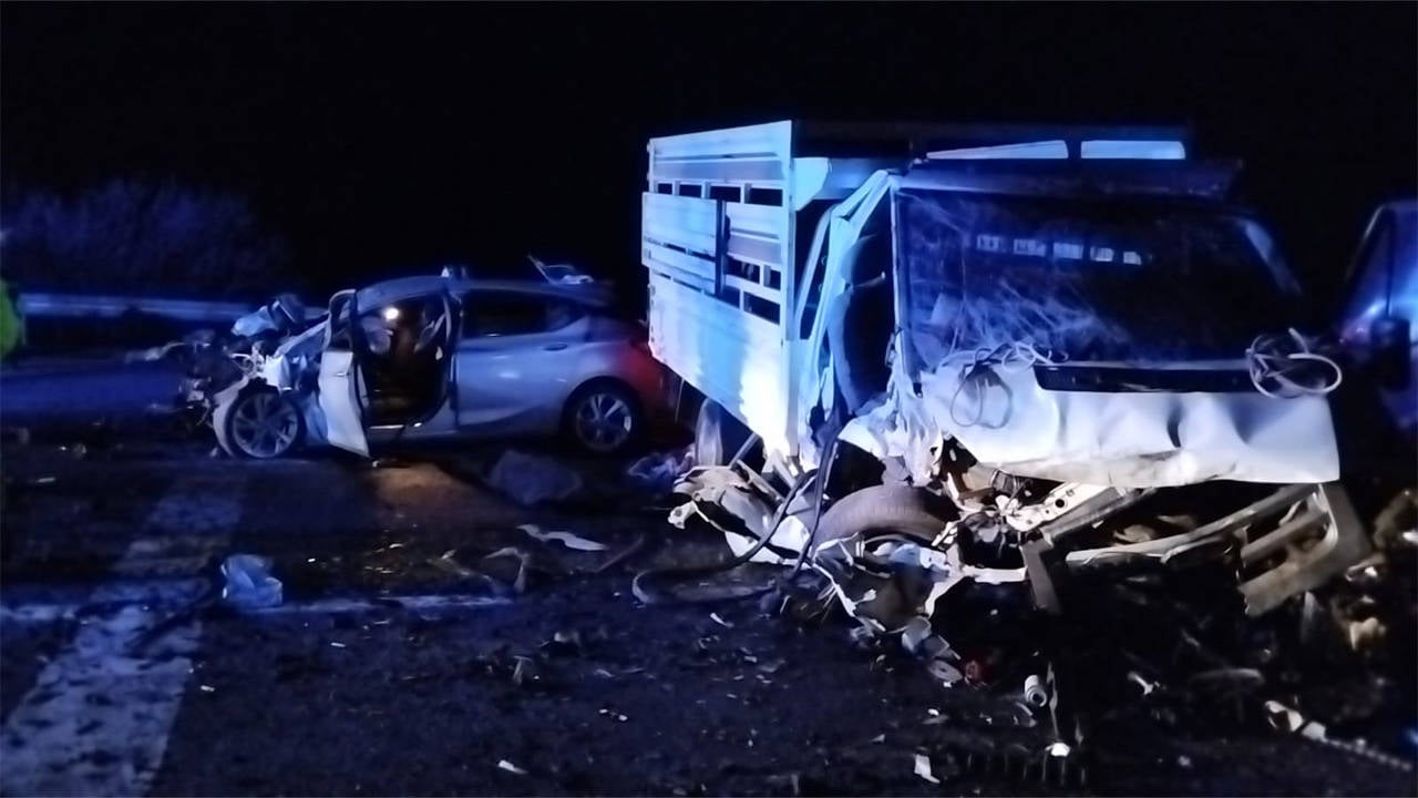 Bingöl'de kamyonet ile otomobil çarpıştı: Biri bebek 3 kişi yaşamını yitirdi