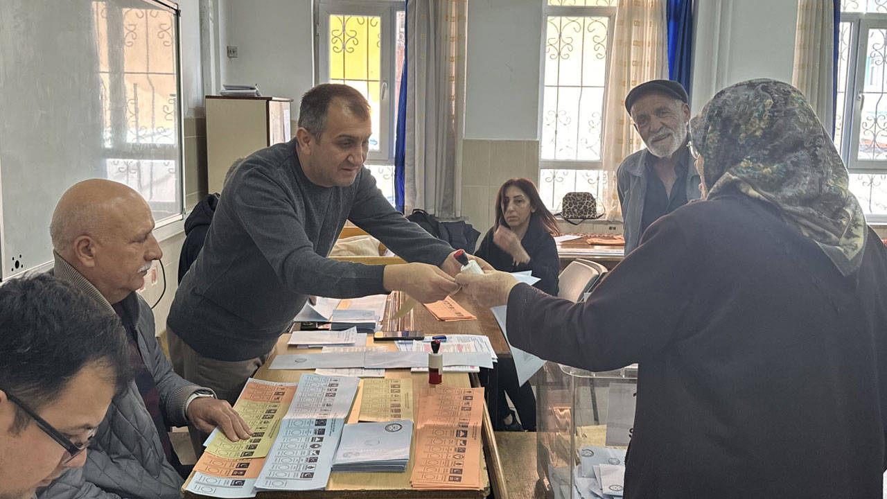 Türkiye'nin en kalabalık ilçesi: Esenyurt'ta oy kullanma işlemi sürüyor
