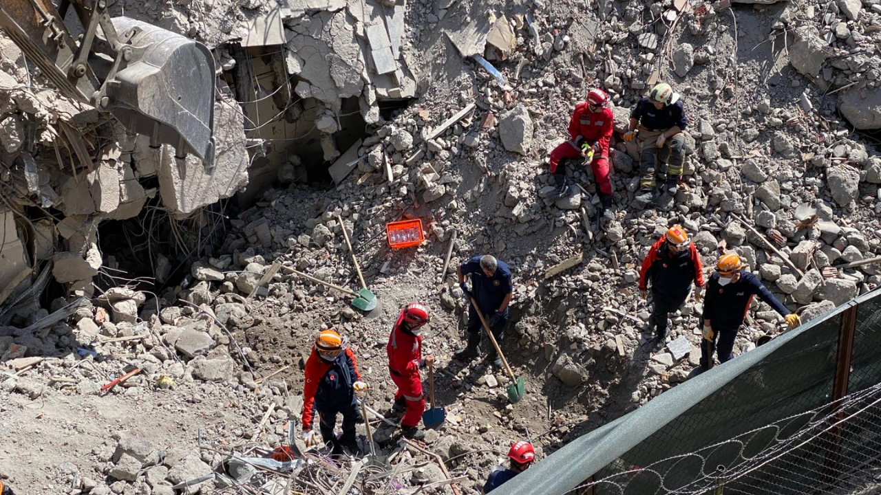 Ankara’da istinat duvarı çöktü: Enkaz altında kalan işçi yaşamını yitirdi