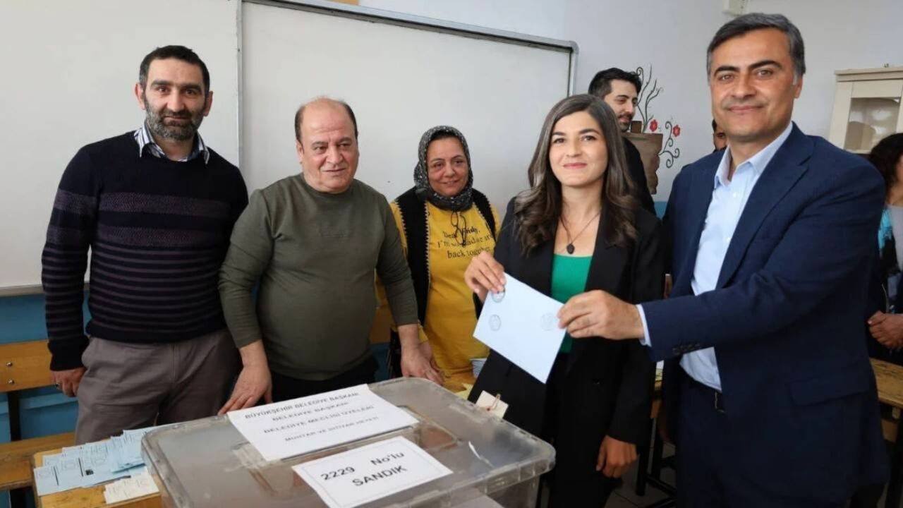 DEM Parti: Van'da seçimi kazanan Abdullah Zeydan'ın memnu hakları geri alındı