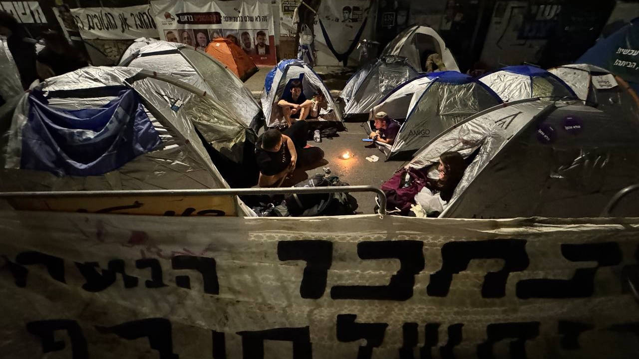 Netanyahu karşıtları yine Meclis önüne kamp kurdu