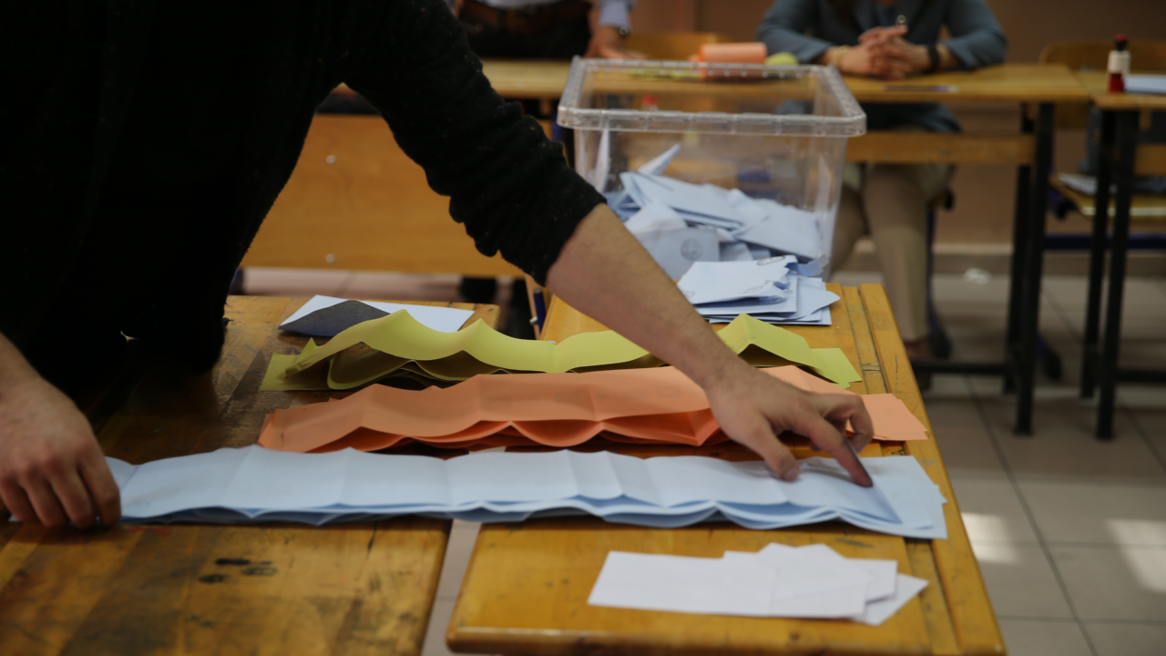 Oyların eşit çıktığı Çıldır'da belediye başkanı kurayla belirlendi
