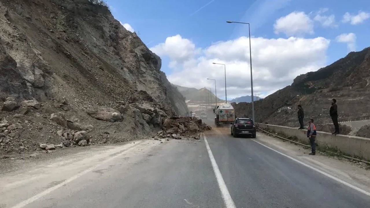 Artvin-Erzurum kara yolunda heyelan: Risk devam ediyor
