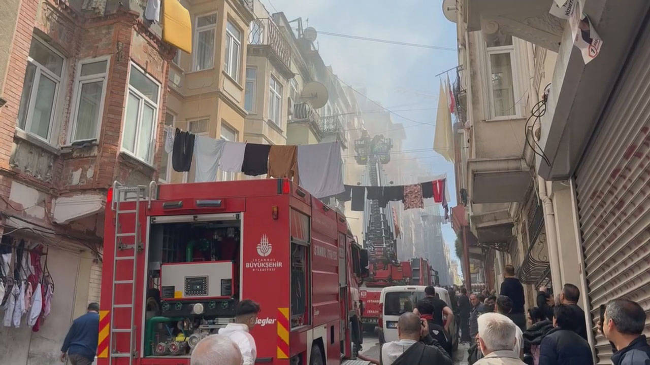 Beyoğlu'nda 5 katlı binada çıkan yangın kontrol altında: 11 kişi kurtarıldı