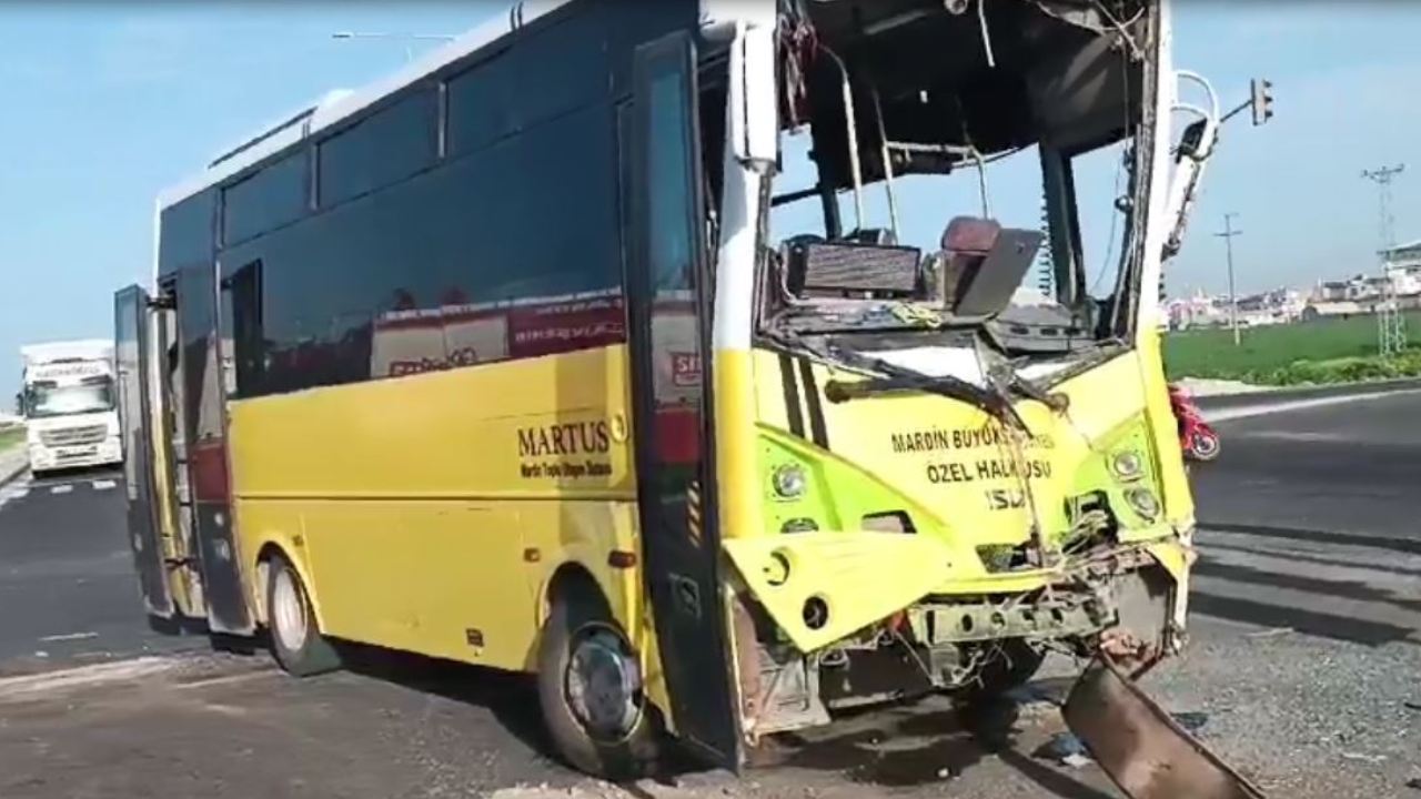 Mardin'de midibüs ile TIR çarpıştı: 18 yaralı