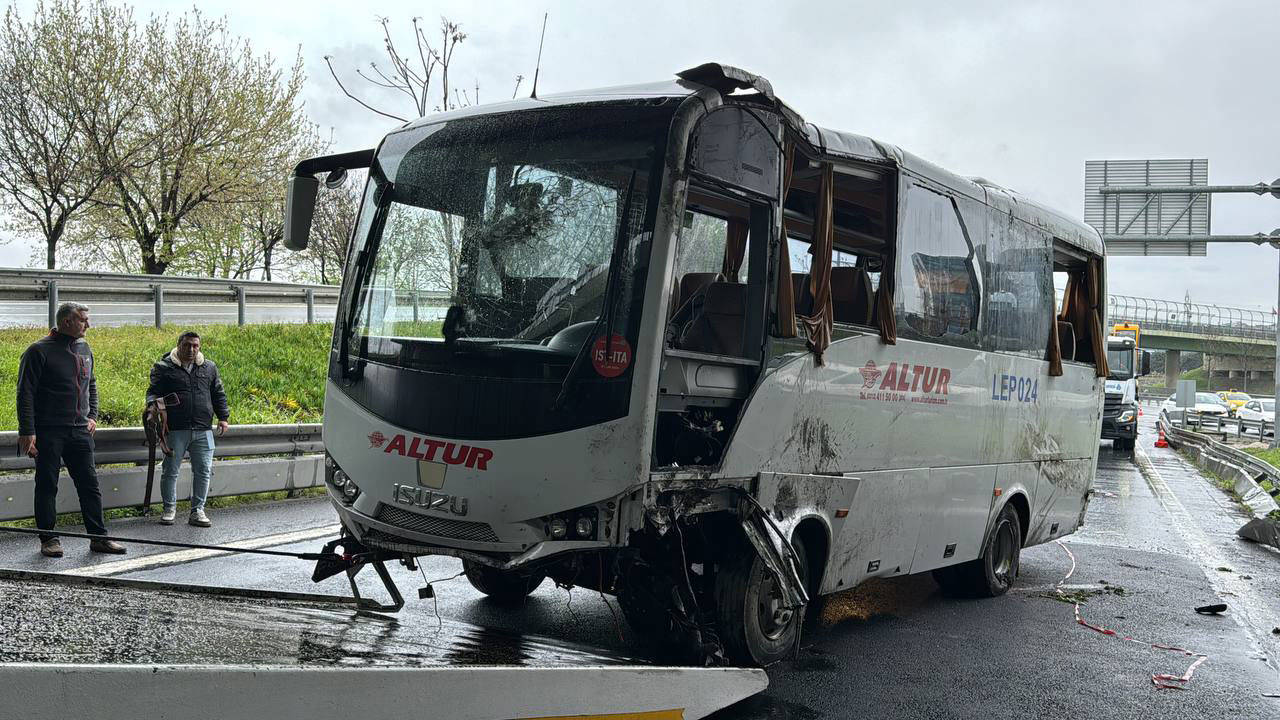 İstanbul'da polisleri taşıyan minibüs devrildi: 6 yaralı