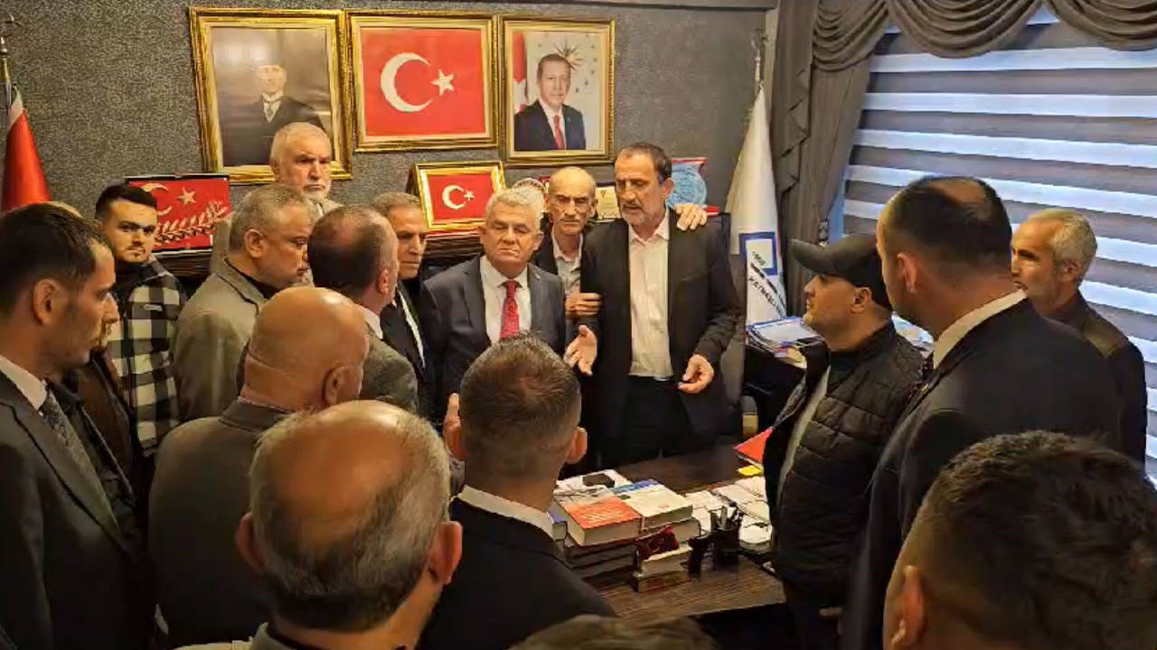 MHP'den ihraç edilen eski Kaynaşlı Başkanı Şahin, devir teslimde MHP'li vekile çiçek fırlattı
