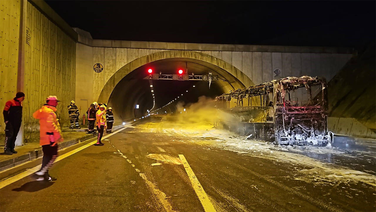 Orhangazi Tüneli'nde yolcu otobüsü yandı: 2 yolcu dumandan etkilendi