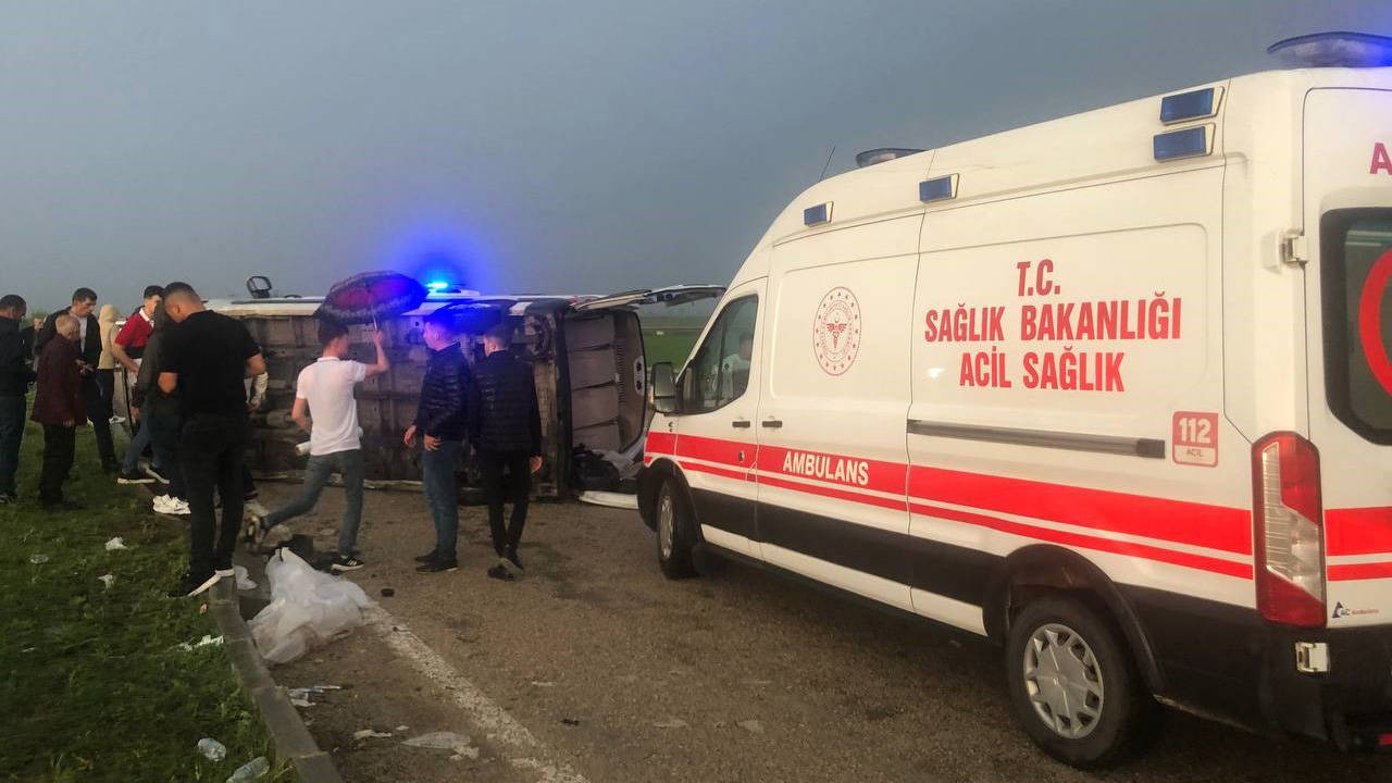 Adana'da yolcu minibüsü devrildi: 5 kişi yaralandı