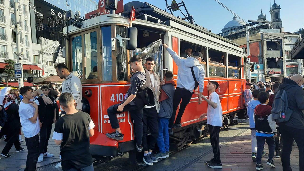 İstiklal Caddesi doldu taştı, nostaljik tramvay seferleri durduruldu