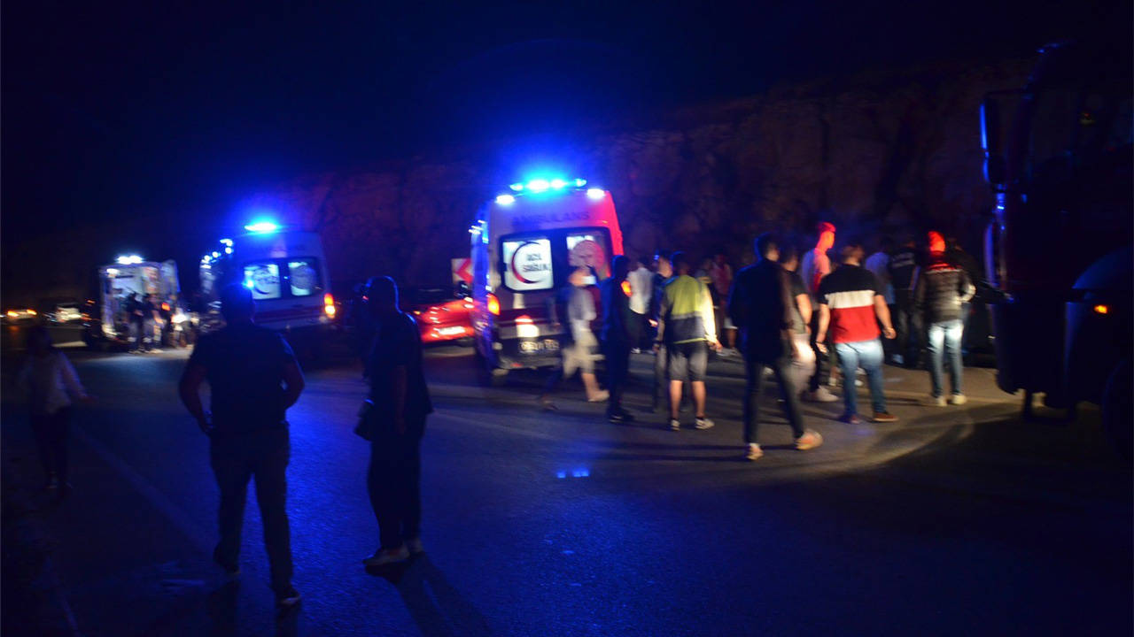 Aydın'da yolcu otobüsü ile otomobil çarpıştı: 4 ölü
