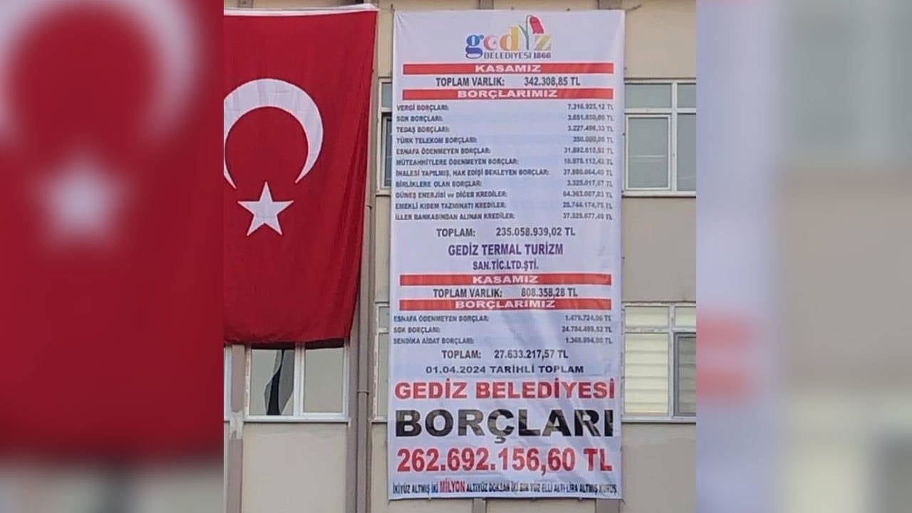 AKP'den MHP'ye geçen Gediz Belediyesi'nin borçları belediye binasına asıldı