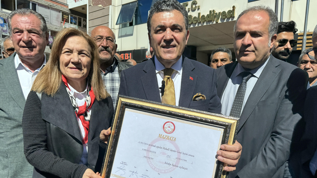 Ardahan Belediye Başkanı Faruk Demir mazbatasını aldı