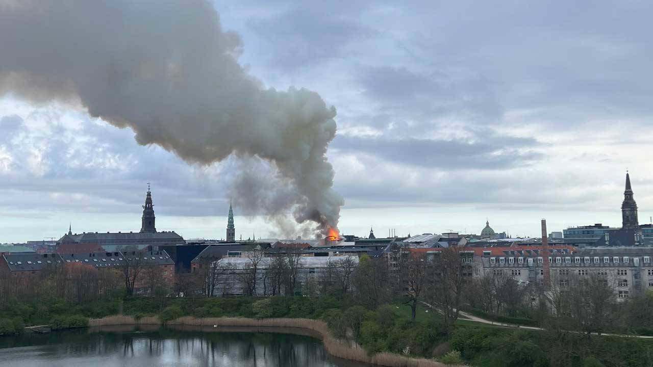 Danimarka'da tarihi borsa binasında yangın: 56 metre yükseklikteki kule ucu çöktü